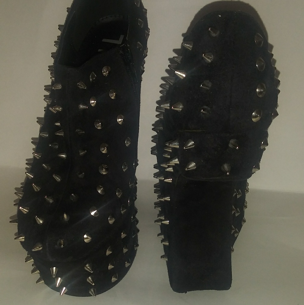 Black pumps from traffic